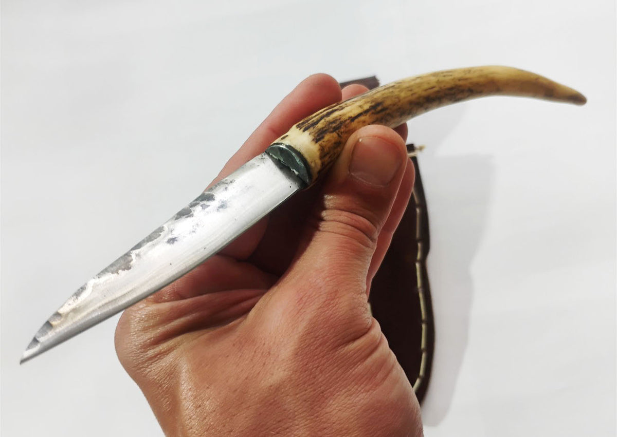 nozCustom Forged Knife with Deer Antler Handle & Leather Sheath